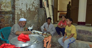 بالصور.. أكلة "شوربة الفول النابت" عادة رمضانية لا تندثر فى الأقصر.. أشهر بائع: ننتظر الأطفال والكبار يومياً بعد صلاة التراويح.. الكمون والليمون يضبطان الطعم و"قرقوش العيش" يدعم متعة التناول