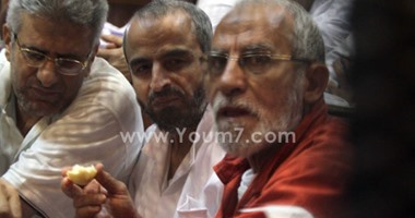 مأكولات و"عصائر" فى قفص اتهام الاخوان.."بديع" يشرب مياه غازية ويأكل التفاح أثناء نظر أحداث بنى سويف.. وطبق فواكه أمام قيادات الجماعة بأحداث الإسماعيلية ..  و"رز بلبن" لعصام سلطان فى "فض رابعة"