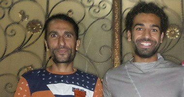 قارئ يشارك صحافة المواطن بصور التقطها مع محمد صلاح أمام منزله بالغربية