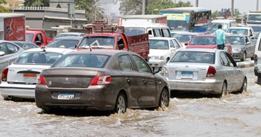بالصور.. زحام مرورى بكورنيش النيل فى منطقة المعادى بسبب كسر ماسورة مياه