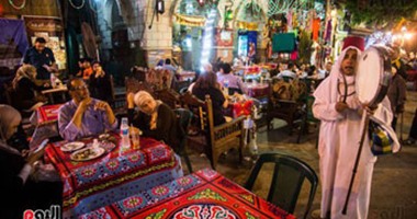 المصريون يتناولون السحور فى الحسين وسط أجواء رمضانية