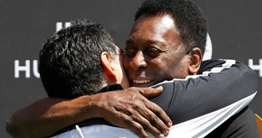 يورو 2016.. بالصور.. عناق تاريخى بين بيليه ومارادونا فى عاصمة النور