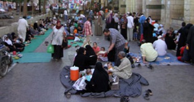 موائد الرحمن تستقبل ضيوفها  فى رابع أيام الشهر الكريم