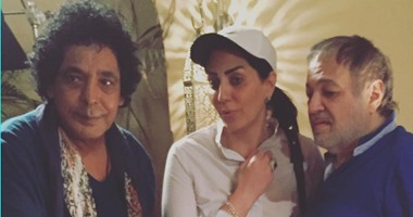 وفاء عامر مع الكينج محمد منير فى كواليس مسلسل المغنى