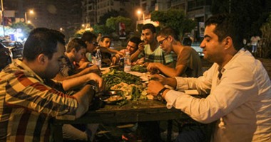 الشباب يهرب من حر الصيف ويتناولون السحور فى شوارع القاهرة