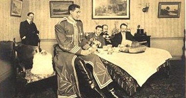 بالصور.. أطول رجل على سطح الأرض ولد منذ 135 عاما فى روسيا.. ماخنوف: توفى عن عمر يناهز 36 سنة وطوله 285 سنتيمترا.. كان الأطفال يختبئون فى حذائه ويأكل 20 بيضة و8 أرغفة