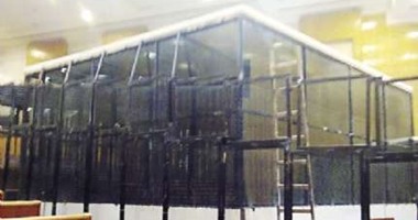 قاضى "خلية دمياط الإرهابية" يسمح للدفاع بمقابلة المتهمين داخل القفص الزجاجى