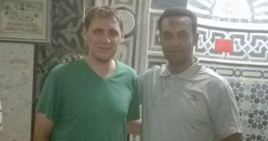 شاب إنجليزى يشهر إسلامه بالمنوفية ويؤكد الإسلام دين الوسطية