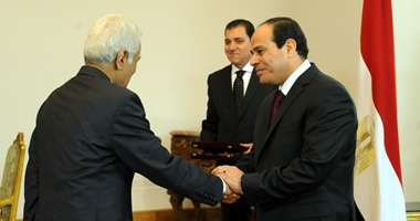 بالصور.. الرئيس السيسى يمنح وسام الجمهورية من الطبقة الأولى لرئيس محكمة النقض ورئيس هيئة قضايا الدولة السابقين.. ويجتمع بالقاضيين محمد حسام وعلى زكى بعد أدائهما اليمين الدستورية خلفا لهما