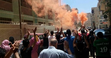 مسيرة للإخوان بالشماريخ والألعاب النارية فى الإسكندرية