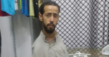  بالصور.. "اليوم السابع" ترصد مأساة الشاب مبتور الأيدى بالبحيرة.. محمود العربى تحدى الإعاقة وحصل على شهادة محو أمية ليكتب بقدمه.. ويوجه رسالة للرئيس: "لاتحرمنى أن أراك لتأمر بتوفير فرصة عمل لى"