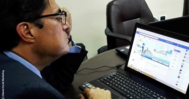 فى تجربة هى الأولى من نوعها محافظ الإسكندرية يتواصل مع المواطنين مباشرة ويستمع إلى شكواهم عبر هاشتاج "شارك" على الفيس بوك.. "المسيرى" للمواطنين: طرح أرض مطار النزهة للمزايدة و240 كاميرا جديدة بالشوارع
