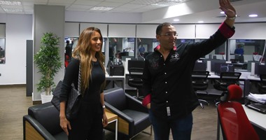 بالصور..النجمة زينة تزور مقر"اليوم السابع"وتؤكد:يضاهى أكبر الصحف العالمية
