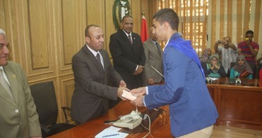 بالصور.. محافظ المنوفية يكرم أوائل الثانوية العامة والدبلومات الفنية