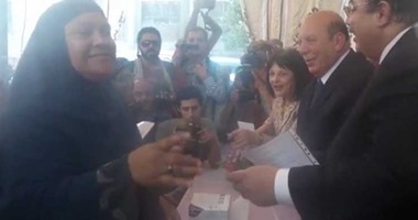 بالفيديو..سيدة لمستشار الرئيس:”قول للسيسى انت اللى نور عنينا” 