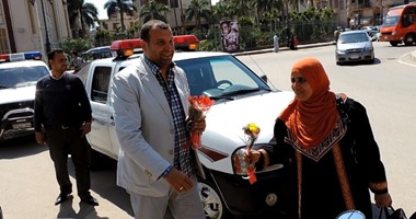 ضباط الإسكندرية يوزعون الورود على المارة تهنئة بعيد الفطر