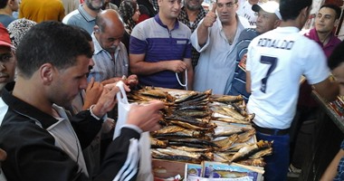 أهالى البحيرة يتوافدون على محلات الأسماك المملحة لشراء الفسيخ 
