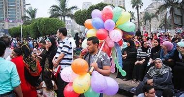 ضحك ولعب وبلالين فى صلاة العيد بـ"مصطفى محمود"