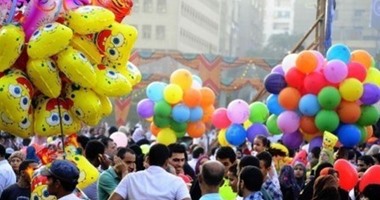 المواطنون يطلقون الألعاب النارية ويلتقطون السيلفى بحديقة الحصرى