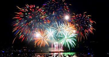 الزيارات العائلية والألعاب النارية أبرز عادات الغرب فى الأعياد