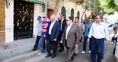 بالصور.. محافظ القاهرة يقف أمام أحد أكشاك الخبز بسوق السلاح لمتابعة الخدمة