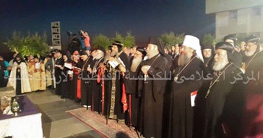للمرة الثانية فى عهده.. البابا تواضروس يشارك فى صنع زيت الميرون.. ويؤكد: يتألف من 27 مادة نباتية يستخلص منها العطر ونصلى عليها.. البابا أثناسيوس الرسولى أول من صنعه وتواضروس الأخير