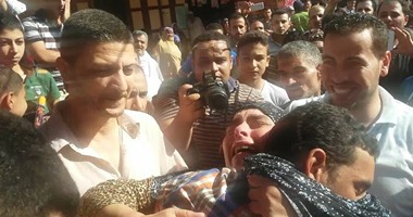 بالصور..فرحة أهالى مجند الدقهلية بعد تبين عدم استشهاده من حادث الشيخ زويد الإرهابى.. المجند: لم يحالفنى الحظ لنيل الشهادة مع زملائى.. ووالدته: ربنا يبرد قلب أمهات الشهداء.. والأب: مش مصدق إن ابنى عايش
