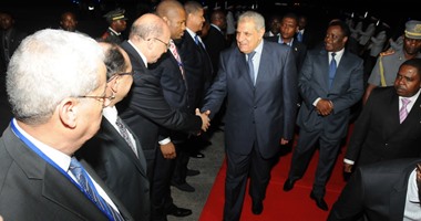 بالصور.. مراسم استقبال رسمية لـ"محلب" فى مطار مالابو..نائب رئيس غينيا يستقبله.. وعزف الموسيقى العسكرية والسلامين الوطنيين للبلدين.. والجالية المصرية ترحب بوصوله برفع الأعلام والهتافات الوطنية