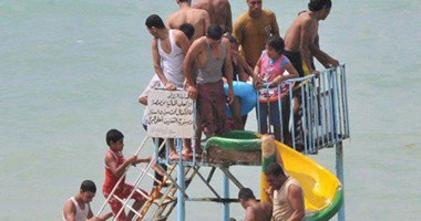 بالصور..استياء أهالى الإسكندرية من سلوكيات المصطافين..الأهالى يواجهون المشكلة بالسخرية وإطلاق شائعات بظهور تماسيح وأسماك القرش..ومطالب بإصدار قوانين بمنع نزول البحر بالملابس الداخلية