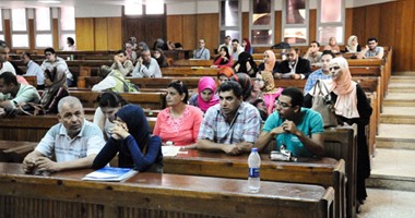 طلاب الجامعة ينشرون أغرب المواقف المحرجة فى 2015 على "فيس بوك".. الأبرز صدامات بين الأساتذة والمعيدين.. "النوم سلطان" بالمدرجات.. لطلاب الصيدلة "مواقف وطرائف".. "الشباب والفتيات" فى علاقة "توم وجيرى"