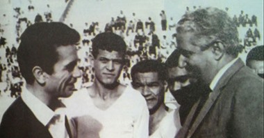 صورة نادرة.. زامورا يكرم المايسترو فى القمة‬ 1966 ‬