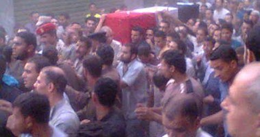 الآلاف يشيعون جثمان الشهيد محمد عادل إلى مثواه الأخير فى"طنط الجزيرة" بالزغاريد.. الأهالى يرددون"لا إله إلا الله الإرهاب عدو الله"..غياب محافظ القليوبية ومدير الأمن عن الجنازة..وشقيقته: "شهيدنا راجل"