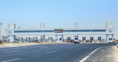 توقف حركة المرور بإسكندرية الصحراوى لتصادم سيارة شرطة بالحاجز الخرسانى