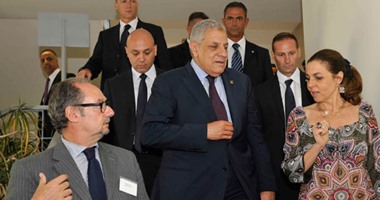 محلب يترجل من الأتوبيس بالأقصر ويستمع لمطالب المواطنين