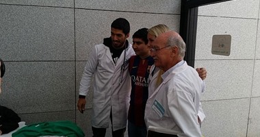 سواريز يفى بوعده لطفل مريض بالسرطان