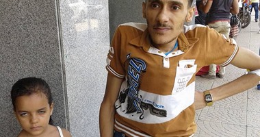 "محمد" شاب معاق يحلم بعلاج ابنته لإنقاذ حياتها