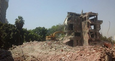 بالصور.. استئناف عمليات هدم مبنى الحزب الوطنى المنحل بالتحرير