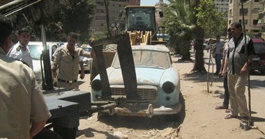 بالصور.. إزالة عدد من سيارات الخردة والأبنية المخالفة بالمعادى