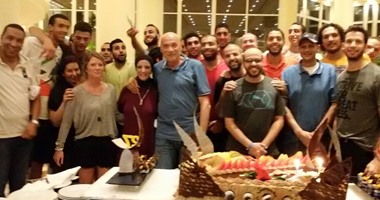 بالصور.. منتخب السلة يحتفل بعيد زواج المدير الفنى