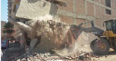 إزالة 8 منازل لطرفى خصومة "الطوايل" و"الغنايم" بكوم هتيم فى قنا
