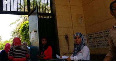 بالصور.. لليوم الثانى سماسرة يسجلون رغبات طلاب التنسيق بـ60 جنيها