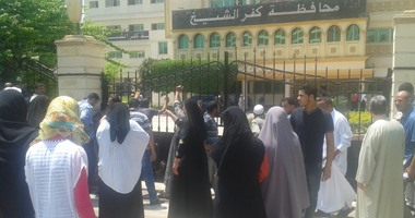 وقفة لأهالى قرية أمام ديوان محافظة كفر الشيخ احتجاجاً على نقص المياه