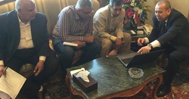 محافظ دمياط يستقبل أساتذة معهد بحوث التربة لدراسة تأسيس مبانى مدينة الأثاث