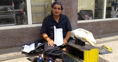 بالفيديو والصور.. مأساة "عامل ورنيش" كعب داير من المحافظ للحى.. "منشية ناصر" هدم منزله ورماه هو وأسرته فى الشارع.. "رمضان": هدوا بيتى وخدوا الخيمة منى ومعايا 3 عيال وأمهم وأنا مريض ومعاشى 50 جنيها