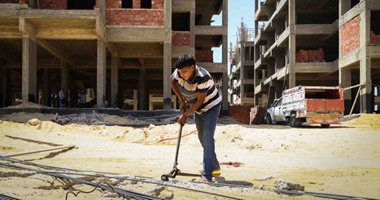 بعد تلف الرصيف.. حى الساحل يحرر محضرا ضد أعمال بناء برج لإضراره الطريق العام