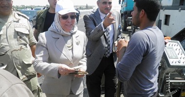 بالصور.. وزيرة القوى العاملة تقدم منحة العيد للعاملين بالقناة الجديدة