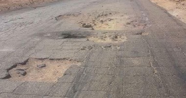 صحافة المواطن.. كسور وتشققات بالطريق الرابط بين الأقصر وأسوان