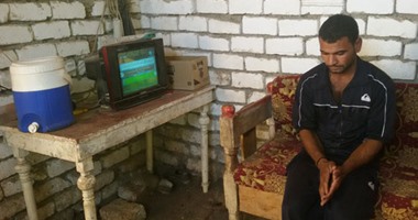 "اليوم السابع" فى منزل إحدى ضحايا محلول الجفاف فى بنى سويف.. والد مروة: "استلفت فلوس الطبيب لكن أمر الله كان نفذ".. والأم: حسبى الله فى من قال إنها مريضة فى مخها.. وجدتها: "كانت بتنام فى حضنى"