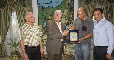 محافظ جنوب سيناء يلتقى بالغواص العالمى أحمد جبر لتنسيق حملة تنظيف قاع البحر