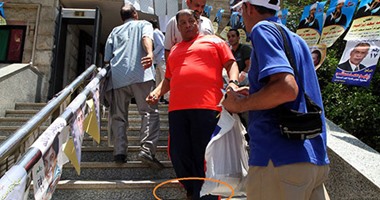 بالصور.. عبدالباسط حمودة يظهر فى انتخابات نقابة الموسيقيين بـ"الشبشب"